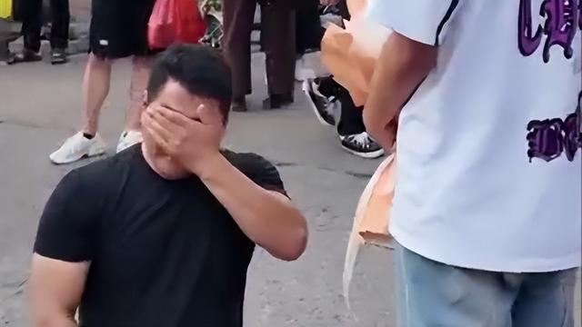 急奔考場外！18歲孝兒「跪謝磕頭」無腿父親　「感動畫面曝」網喊：爸爸身分不簡單...