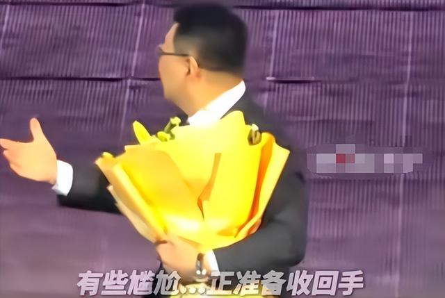 急奔考場外！18歲孝兒「跪謝磕頭」無腿父親　「感動畫面曝」網喊：爸爸身分不簡單...