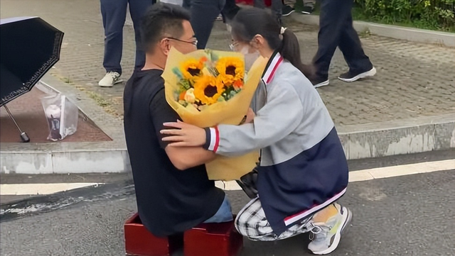 急奔考場外！18歲孝兒「跪謝磕頭」無腿父親　「感動畫面曝」網喊：爸爸身分不簡單...