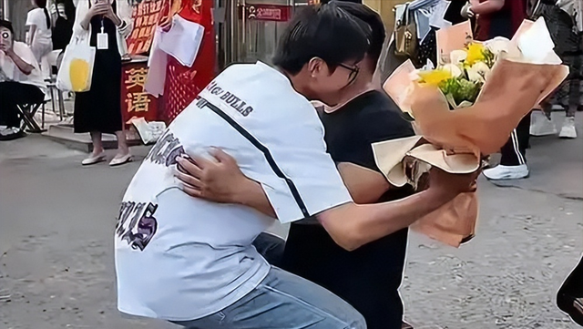 急奔考場外！18歲孝兒「跪謝磕頭」無腿父親　「感動畫面曝」網喊：爸爸身分不簡單...