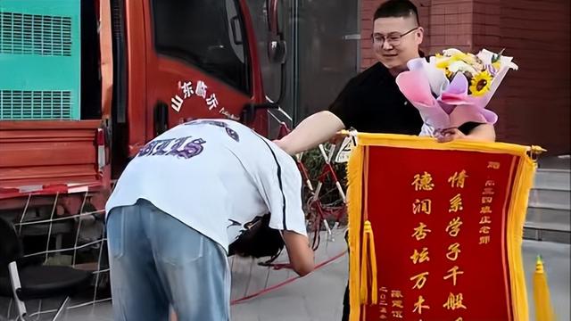 急奔考場外！18歲孝兒「跪謝磕頭」無腿父親　「感動畫面曝」網喊：爸爸身分不簡單...