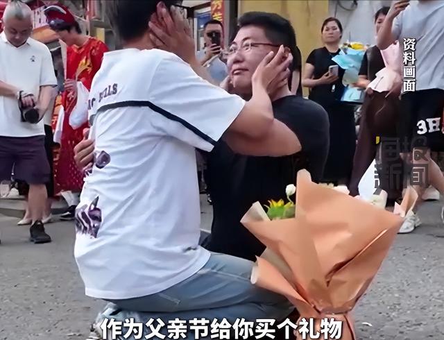急奔考場外！18歲孝兒「跪謝磕頭」無腿父親　「感動畫面曝」網喊：爸爸身分不簡單...