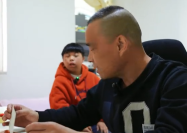 到了青春期！單親爸「幫女兒換衛生棉」被全網罵：不要臉　委屈曝真相「她活著更重要」