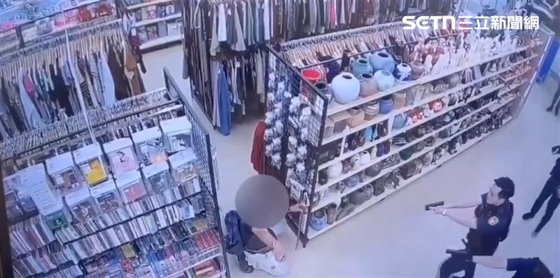 快訊／台南男「衝賣場揮武士刀」！警對峙「當場開槍」現況曝光