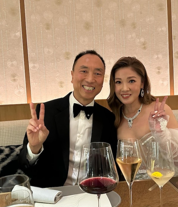 嫁百億富豪！51歲大咖女星「凍齡不輸小11歲師妹」　老公更狂「70歲像少年家」