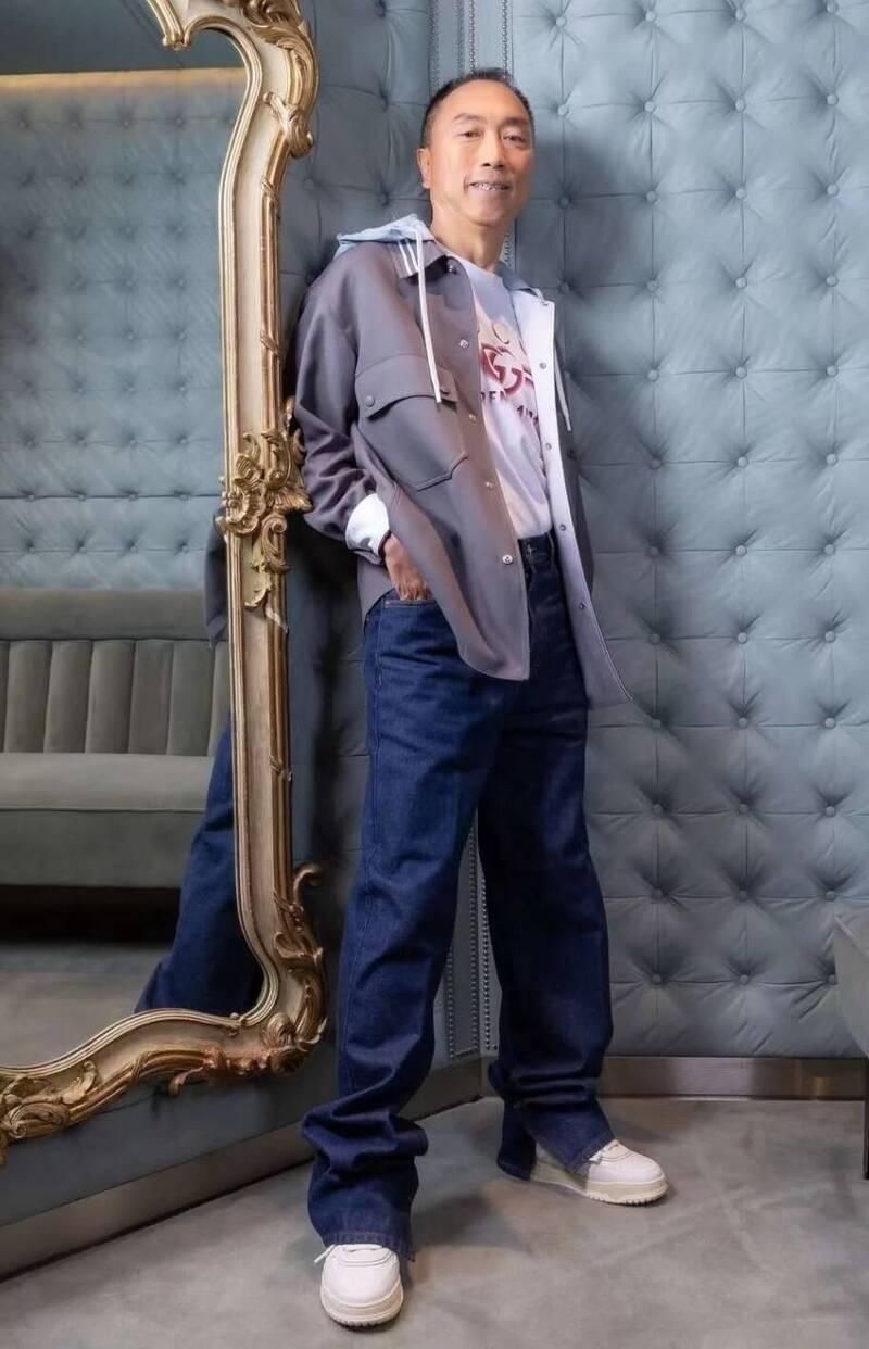 嫁百億富豪！51歲大咖女星「凍齡不輸小11歲師妹」　老公更狂「70歲像少年家」