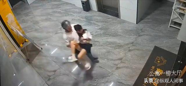 毛骨悚然的「凌晨3點19秒」！男子尾隨女孩「一把從後面擄走」：暴露社會最病態的一群人