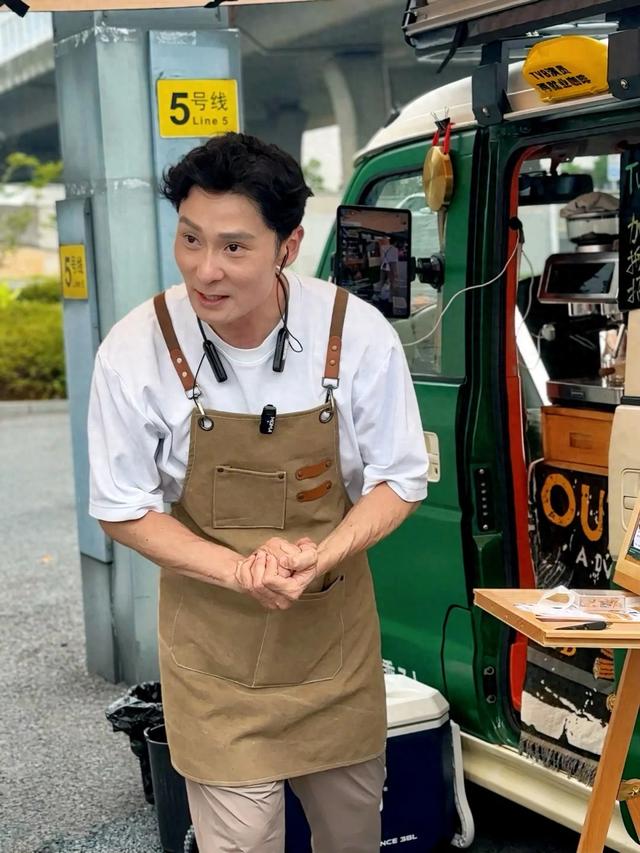 兼職司機、開過餐廳！47歲資深男星「街頭擺攤賣咖啡」被發現　含淚曝「入行19年辛酸」：薪水比洗碗工還低...