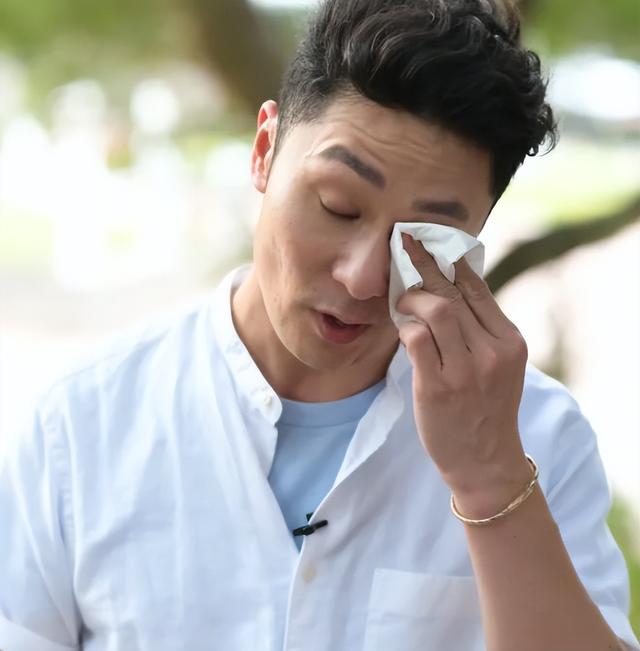 兼職司機、開過餐廳！47歲資深男星「街頭擺攤賣咖啡」被發現　含淚曝「入行19年辛酸」：薪水比洗碗工還低...
