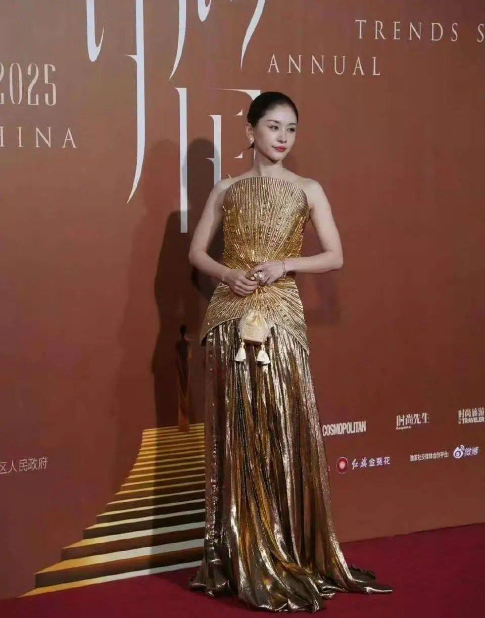 走紅毯大出糗！大咖女「表情猙獰跪地慘摔」全被拍　下秒「1機靈反應神救援」展現巨星風範
