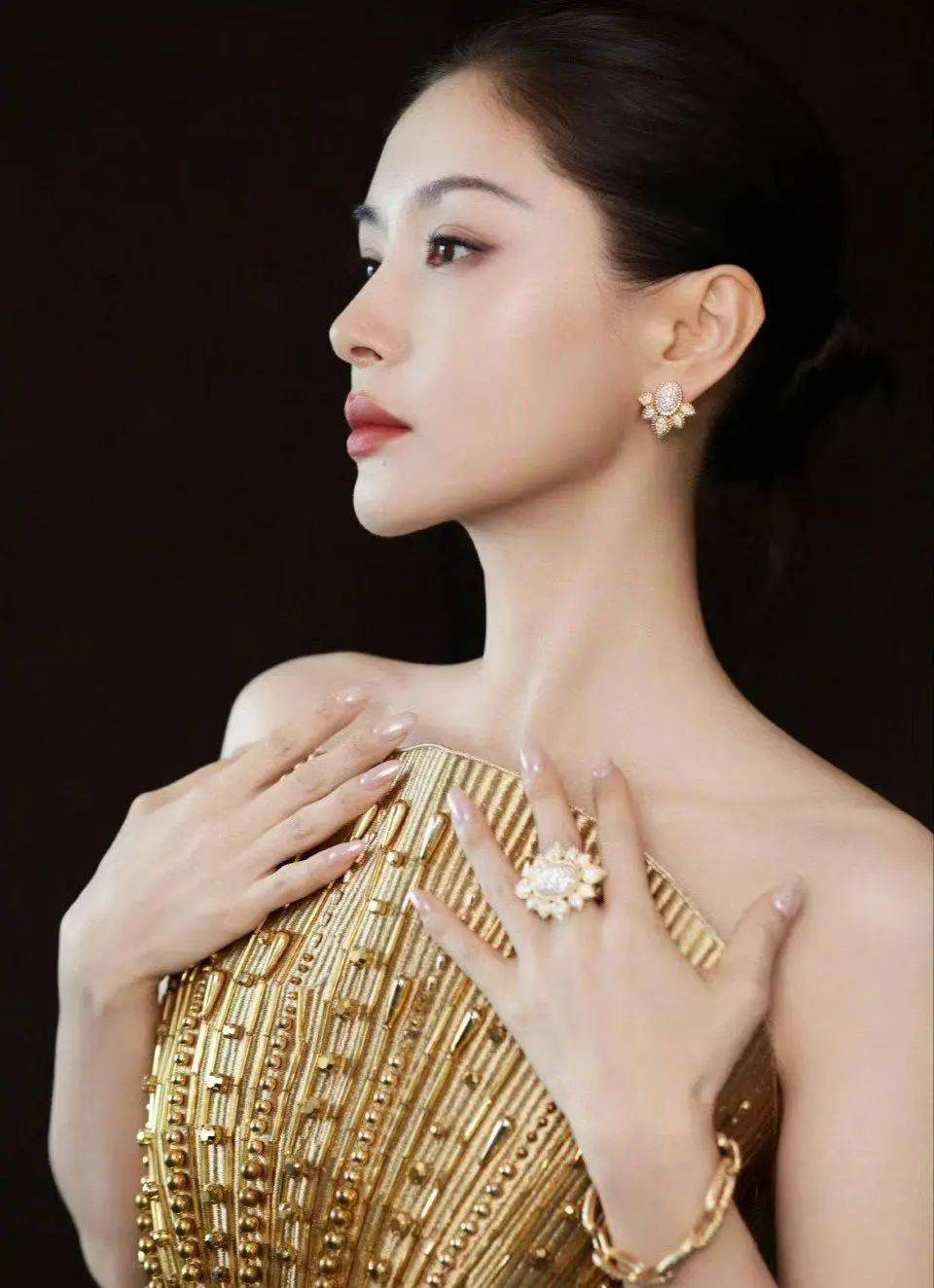 走紅毯大出糗！大咖女「表情猙獰跪地慘摔」全被拍　下秒「1機靈反應神救援」展現巨星風範