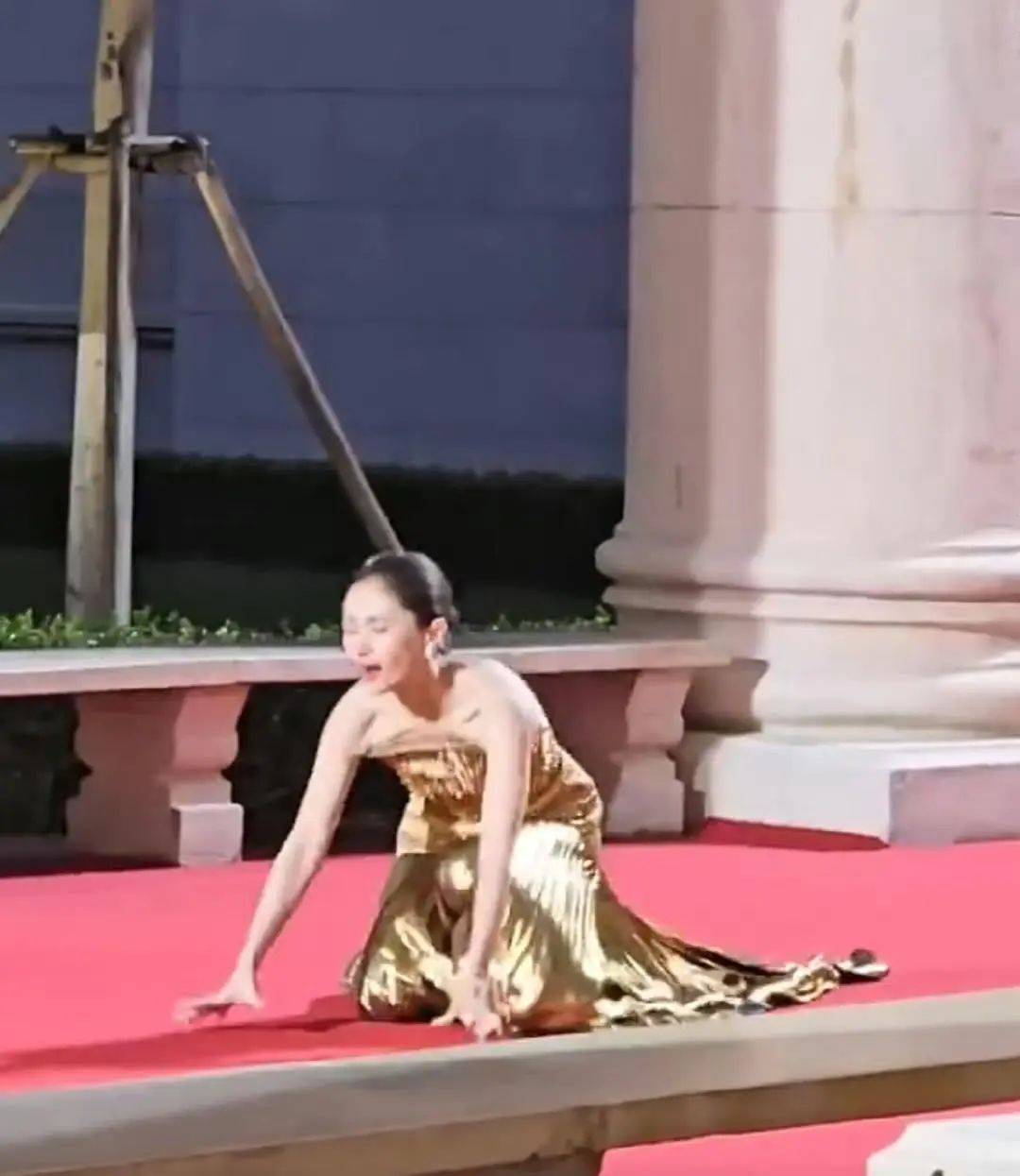 走紅毯大出糗！大咖女「表情猙獰跪地慘摔」全被拍　下秒「1機靈反應神救援」展現巨星風範