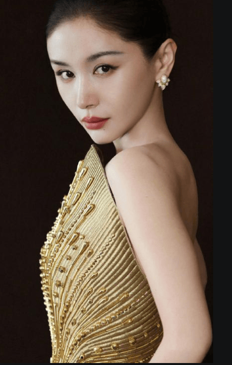 走紅毯大出糗！大咖女「表情猙獰跪地慘摔」全被拍　下秒「1機靈反應神救援」展現巨星風範