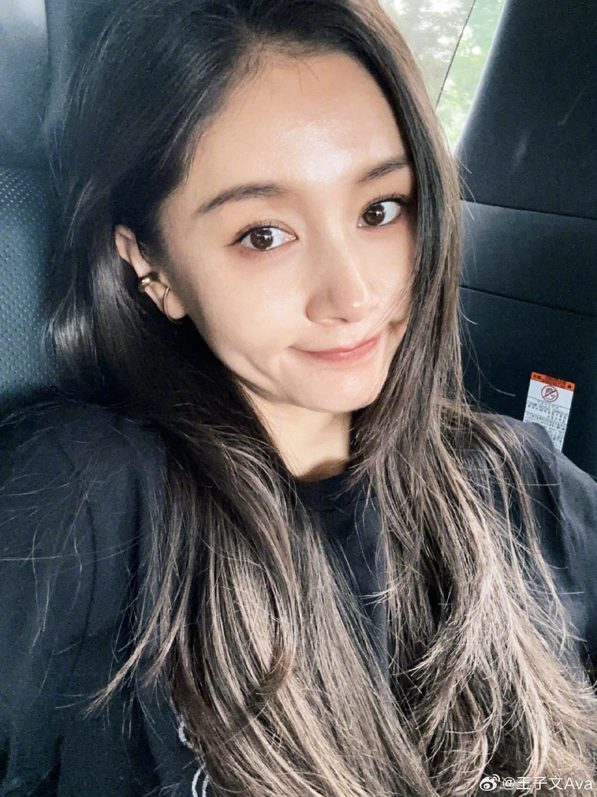 走紅毯大出糗！大咖女「表情猙獰跪地慘摔」全被拍　下秒「1機靈反應神救援」展現巨星風範