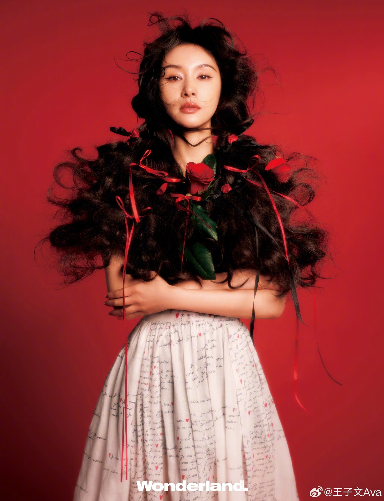 走紅毯大出糗！大咖女「表情猙獰跪地慘摔」全被拍　下秒「1機靈反應神救援」展現巨星風範