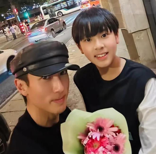 才14歲又美又優秀！吳尊女兒「毫無星二代架子」　獲頒獎學金「美貌更勝媽媽」