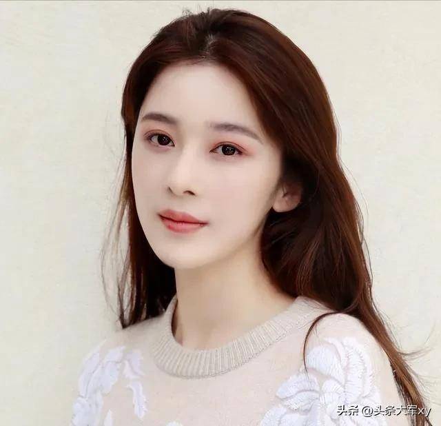 34歲女星戛納紅毯爭議不斷！透視禮服遭勸阻 昔日假摔事件再被翻出