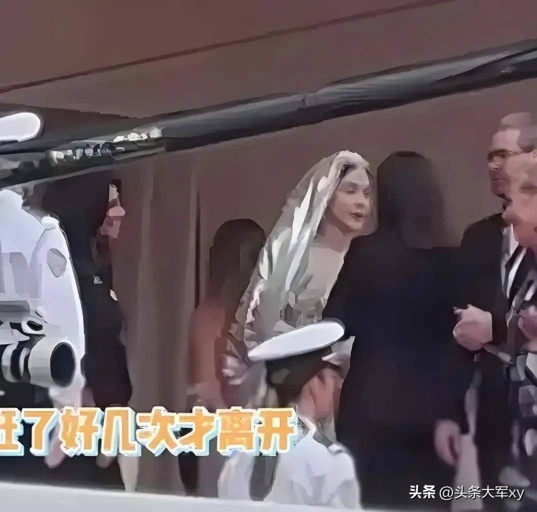 34歲女星戛納紅毯爭議不斷！透視禮服遭勸阻 昔日假摔事件再被翻出