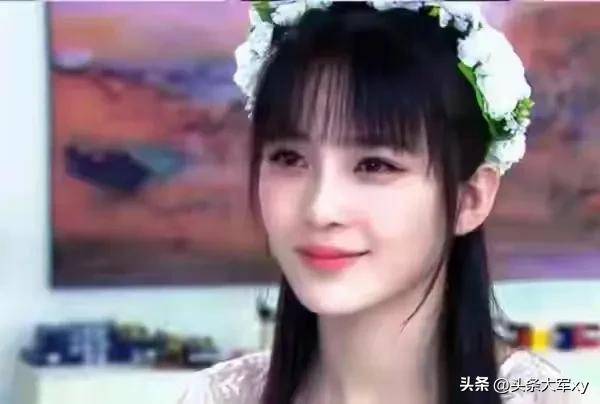 34歲女星戛納紅毯爭議不斷！透視禮服遭勸阻 昔日假摔事件再被翻出