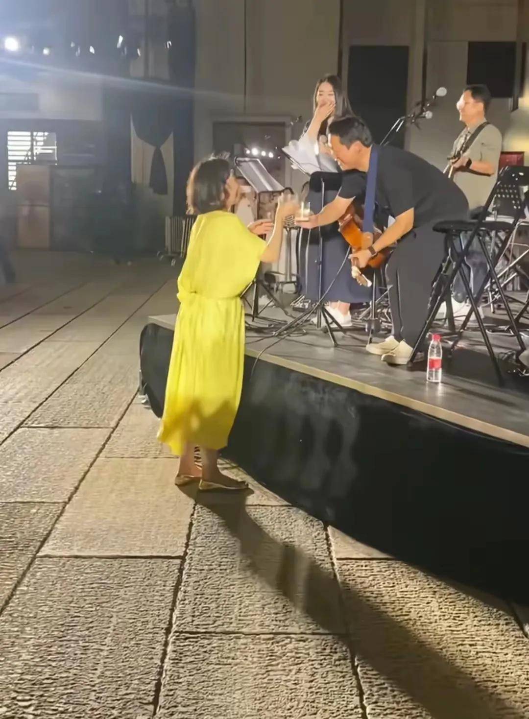 偶遇71歲大咖女神！同色系「貴氣打扮」無懼自然老去　一抬頭「魅力依舊」：接受歲月的痕跡
