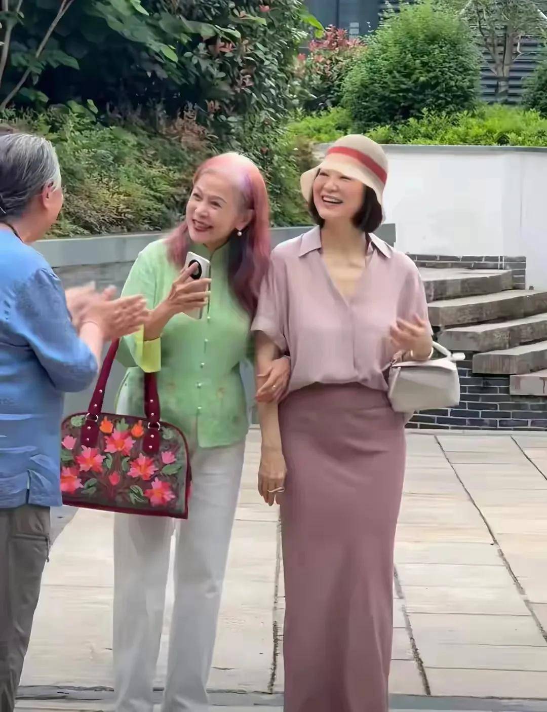 偶遇71歲大咖女神！同色系「貴氣打扮」無懼自然老去　一抬頭「魅力依舊」：接受歲月的痕跡