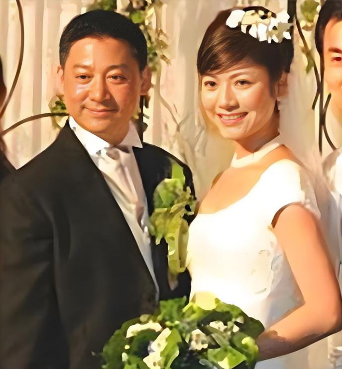 全家福少了她！50歲資深女星「證實愛女病逝」　強忍悲痛再露面「被3兒子圍繞」