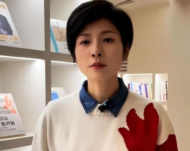 全家福少了她！50歲資深女星「證實愛女病逝」　強忍悲痛再露面「被3兒子圍繞」