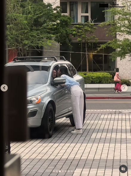 嫁給愛情的模樣！47歲大咖女神「被直擊調皮踩上車」　甜蜜索吻「老公一舉動」網讚：超寵溺❤️