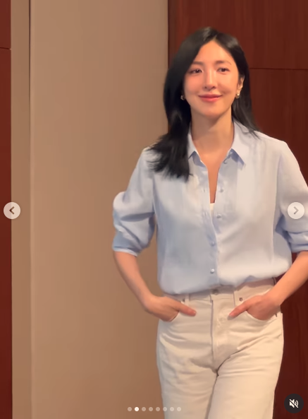 嫁給愛情的模樣！47歲大咖女神「被直擊調皮踩上車」　甜蜜索吻「老公一舉動」網讚：超寵溺❤️