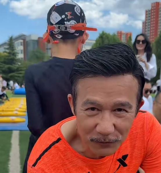  快60老來得子！資深大咖「現身兒子運動會」鬍鬚都白了　頂假髮「和眾家長競爭」體力超驚人