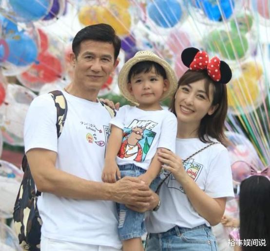  快60老來得子！資深大咖「現身兒子運動會」鬍鬚都白了　頂假髮「和眾家長競爭」體力超驚人