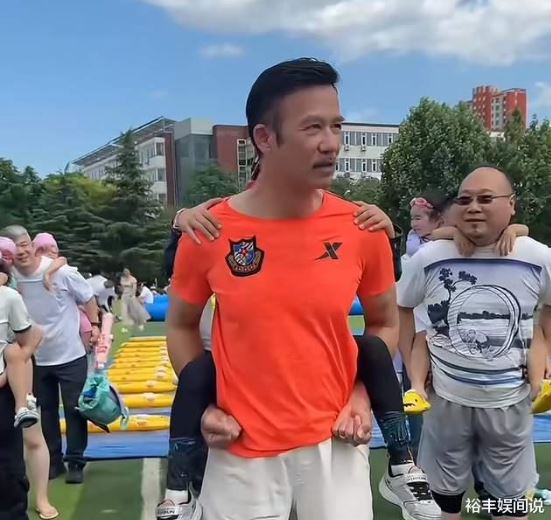  快60老來得子！資深大咖「現身兒子運動會」鬍鬚都白了　頂假髮「和眾家長競爭」體力超驚人