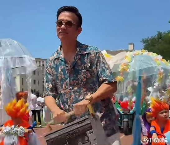  快60老來得子！資深大咖「現身兒子運動會」鬍鬚都白了　頂假髮「和眾家長競爭」體力超驚人