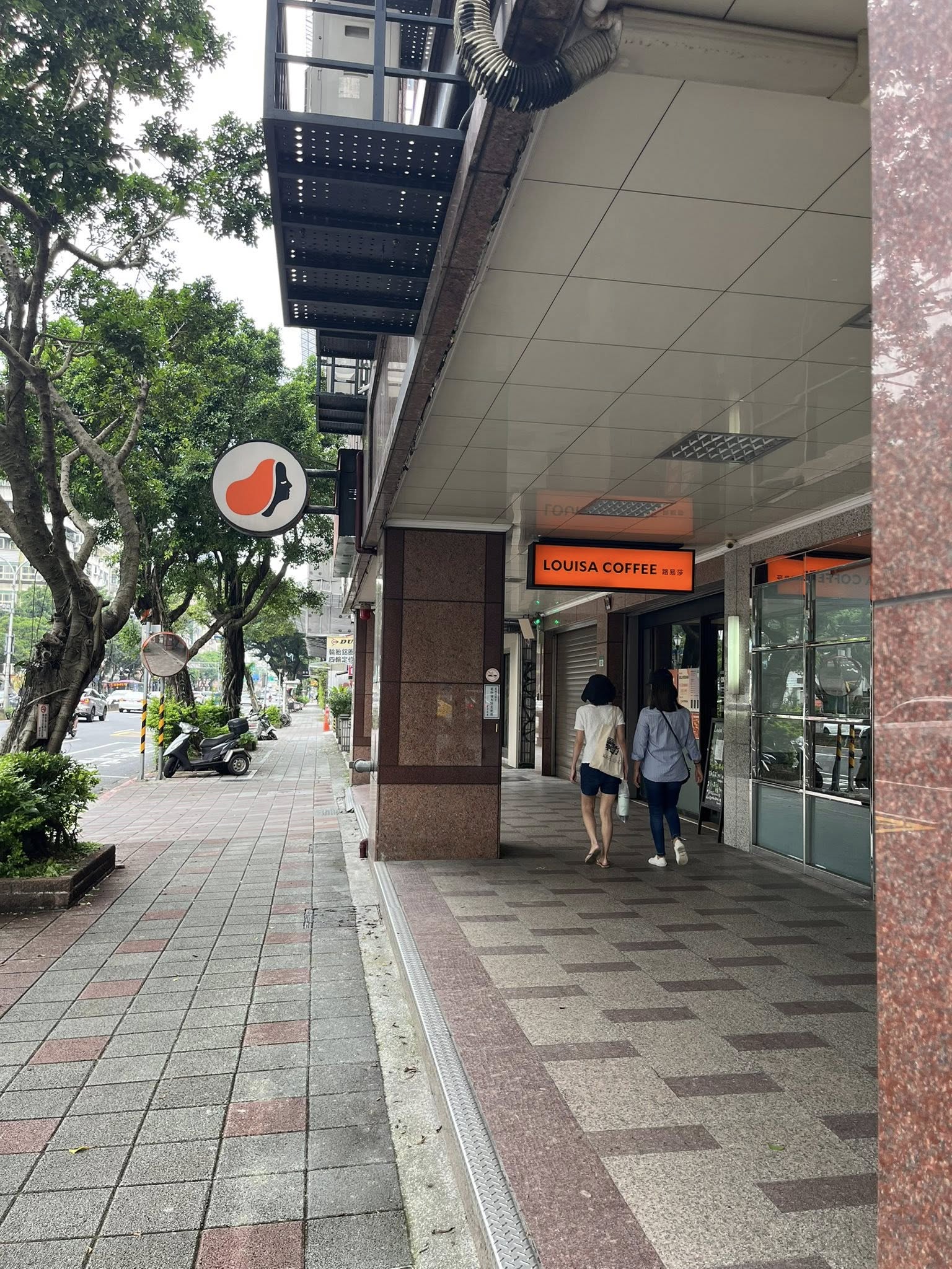 路易莎招牌「黑臉、白臉」究竟差在哪？網笑回「差在老闆兇不兇」官方出面解答了