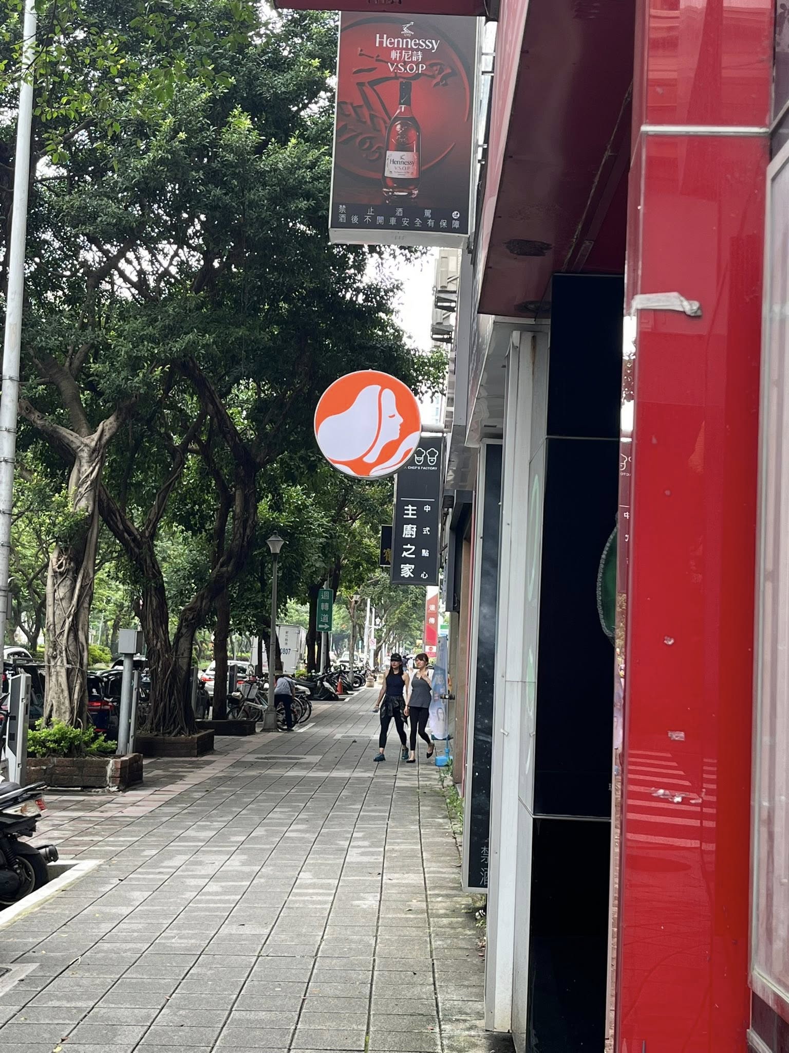 路易莎招牌「黑臉、白臉」究竟差在哪？網笑回「差在老闆兇不兇」官方出面解答了