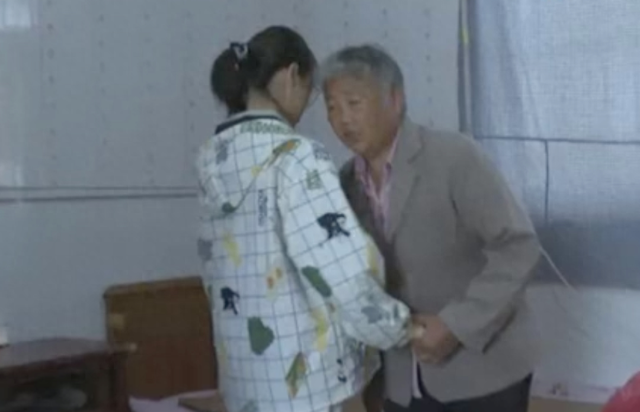 父逝母離家！18歲少女堅持「帶失明奶奶上大學」　4年後「嬤孫一起畢業」真情告白感動網友