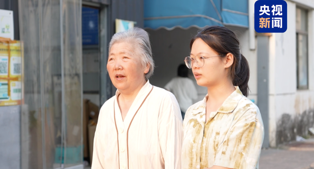 父逝母離家！18歲少女堅持「帶失明奶奶上大學」　4年後「嬤孫一起畢業」真情告白感動網友