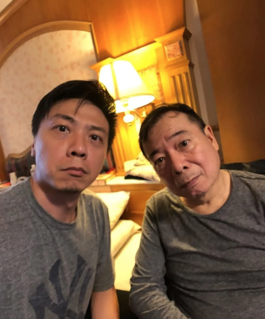 才傳三度中風！72歲廖峻「被拍消瘦坐輪椅」回診照曝光　網瘋傳「被丟包安養院」兒子出面回應了
