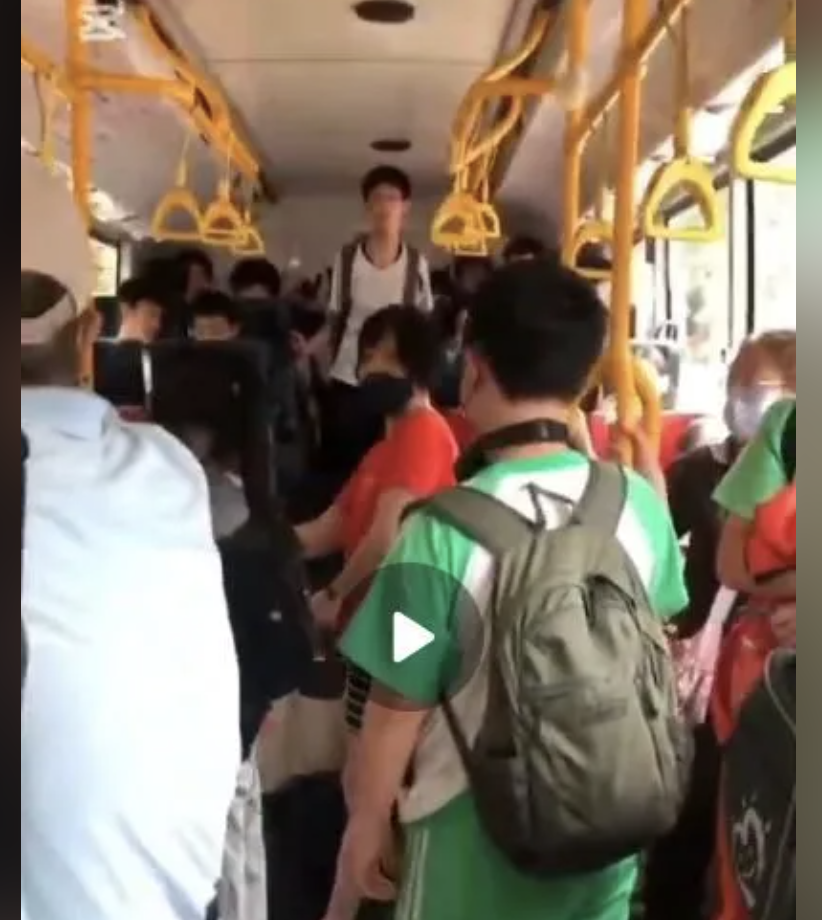 搭公車國中生已讓座！紅衣大媽狂碎念「教育失敗」他一旁委屈哭　 影片曝光網炸鍋：她才該被教育