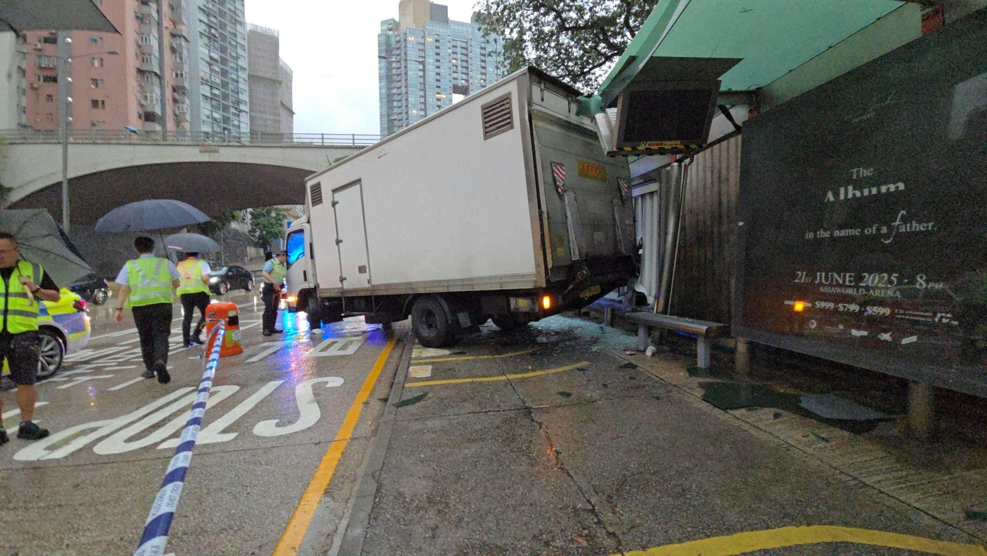 公車站驚傳1死1傷！2女子「完全來不及躲避」　她陷入昏迷送醫不治