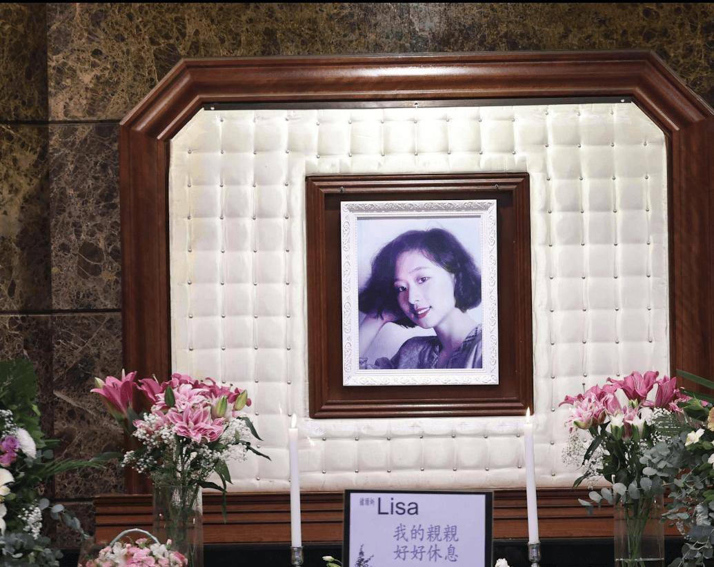 憔悴手捧遺照！66歲資深男星「陪愛妻最後一程」哽咽：我的親親，好好休息