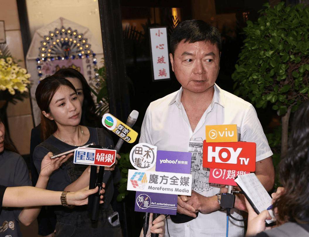 憔悴手捧遺照！66歲資深男星「陪愛妻最後一程」哽咽：我的親親，好好休息