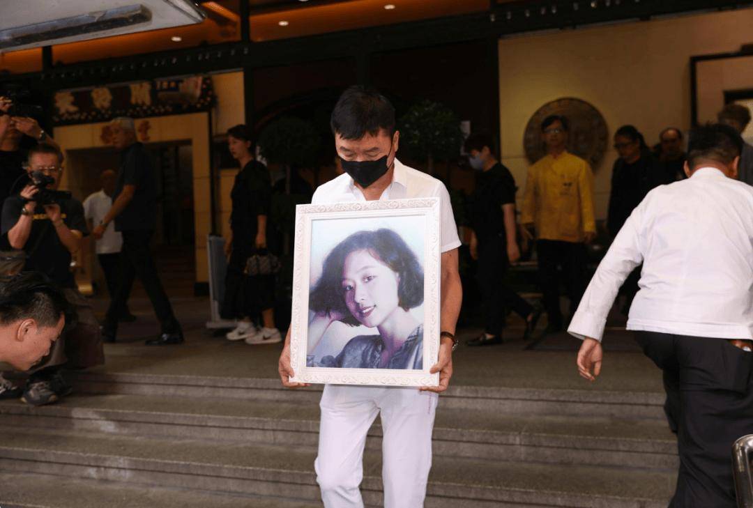 憔悴手捧遺照！66歲資深男星「陪愛妻最後一程」哽咽：我的親親，好好休息
