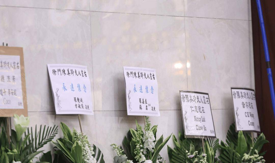 憔悴手捧遺照！66歲資深男星「陪愛妻最後一程」哽咽：我的親親，好好休息