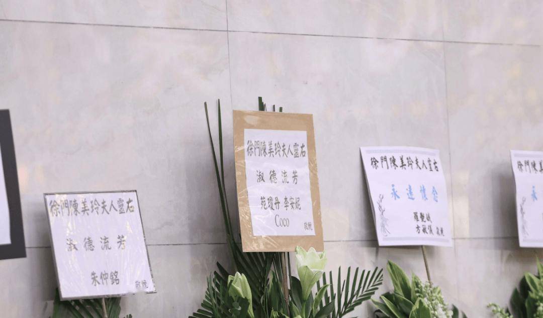 憔悴手捧遺照！66歲資深男星「陪愛妻最後一程」哽咽：我的親親，好好休息