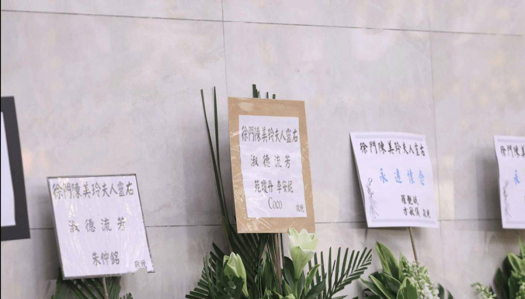 憔悴手捧遺照！66歲資深男星「陪愛妻最後一程」哽咽：我的親親，好好休息