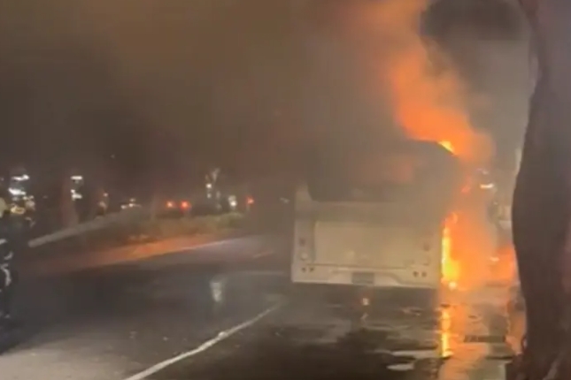 車上載7乘客！台北市公車「突然起火爆炸」　監視器曝「早就有異狀」現況曝光