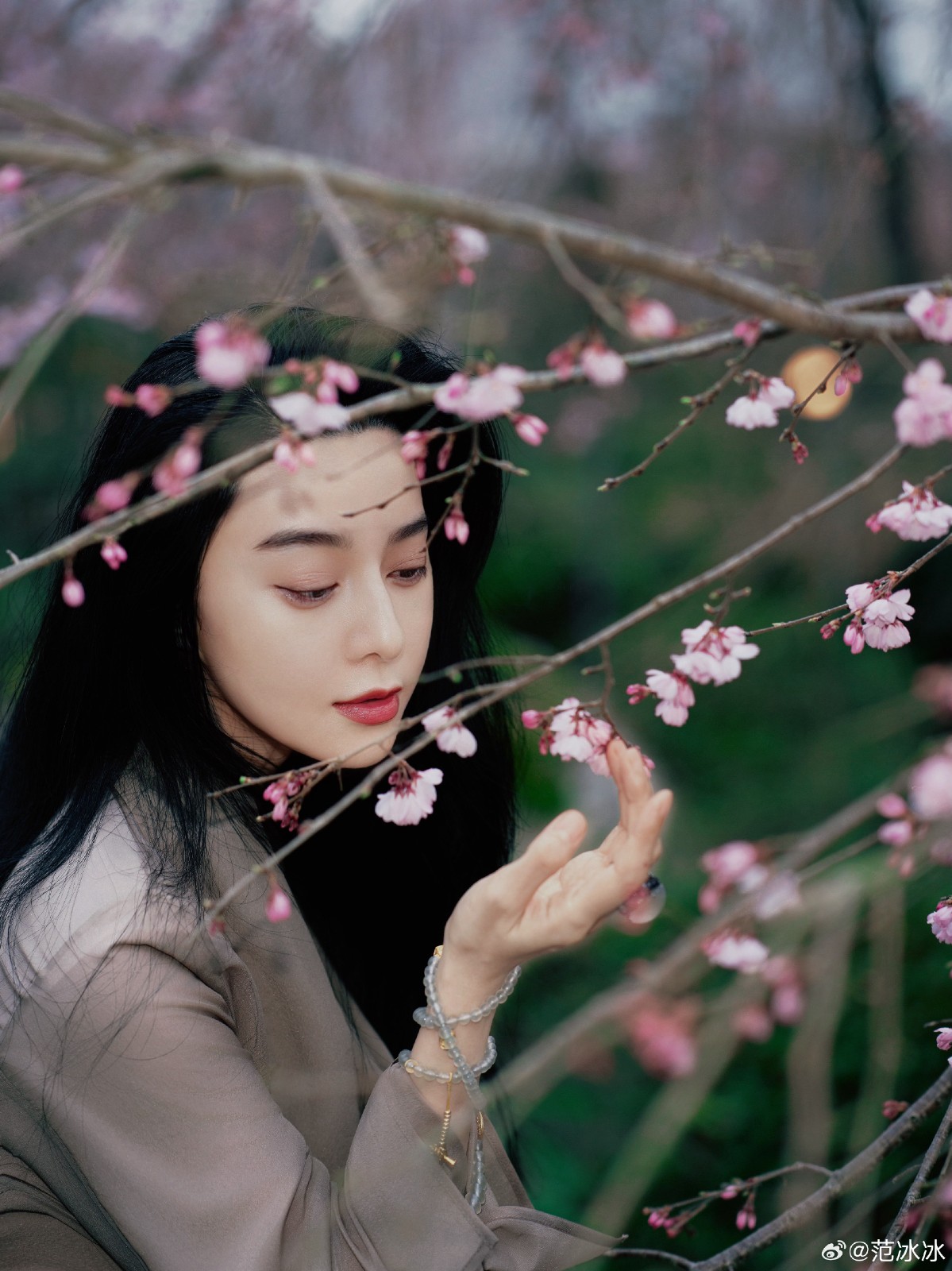 驚喜曬父母合照！范冰冰「73歲爸爸逆齡顏值」曝光　粉絲一看尖叫「這是哥哥吧...」
