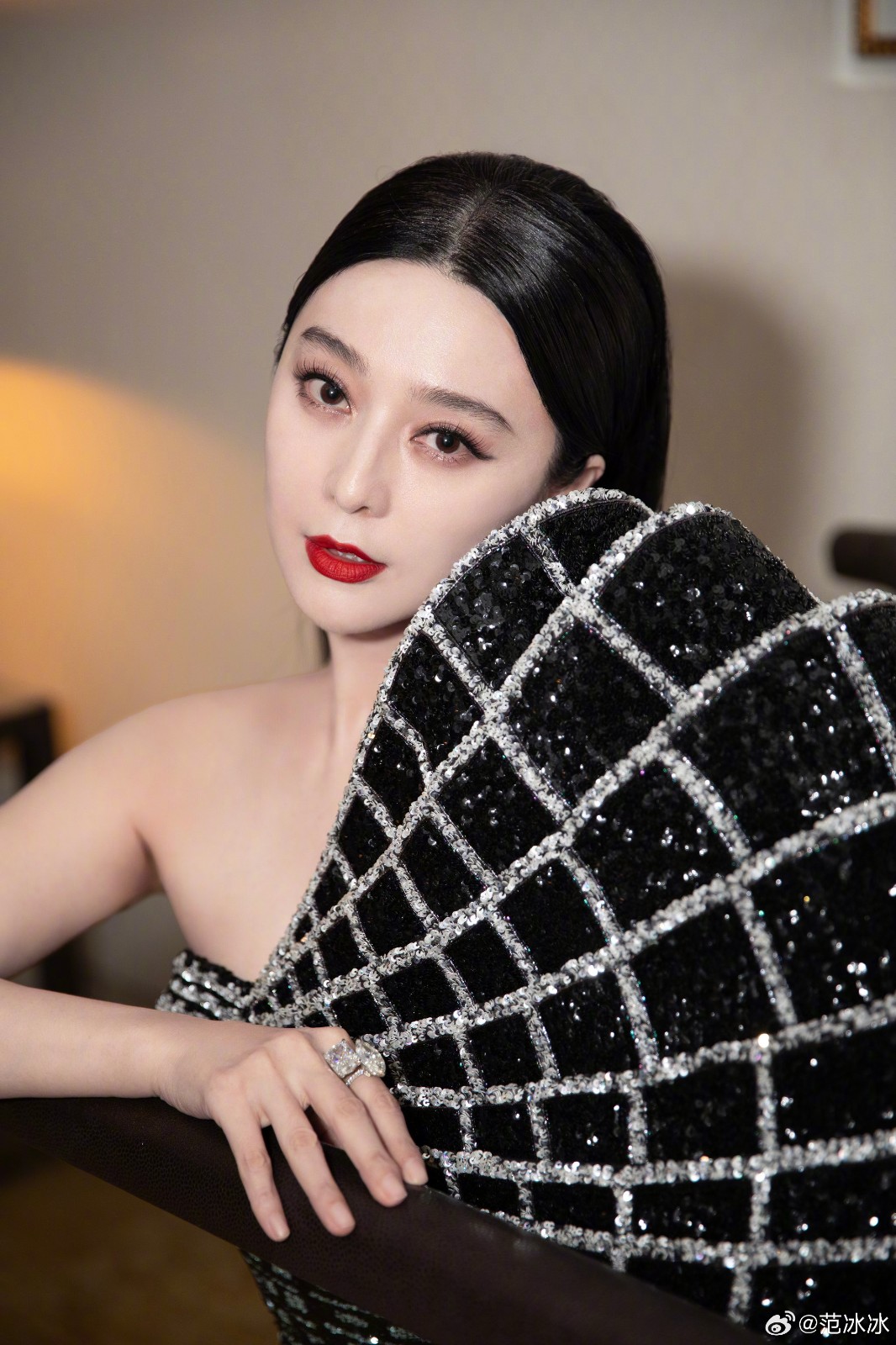 驚喜曬父母合照！范冰冰「73歲爸爸逆齡顏值」曝光　粉絲一看尖叫「這是哥哥吧...」