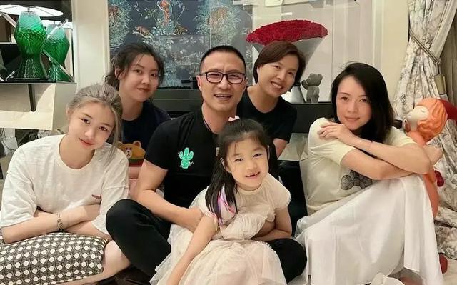 一度消失螢光幕！46歲影后離婚後「被發現面相變了」　超短髮現身「女王氣場全開」重回顛峰